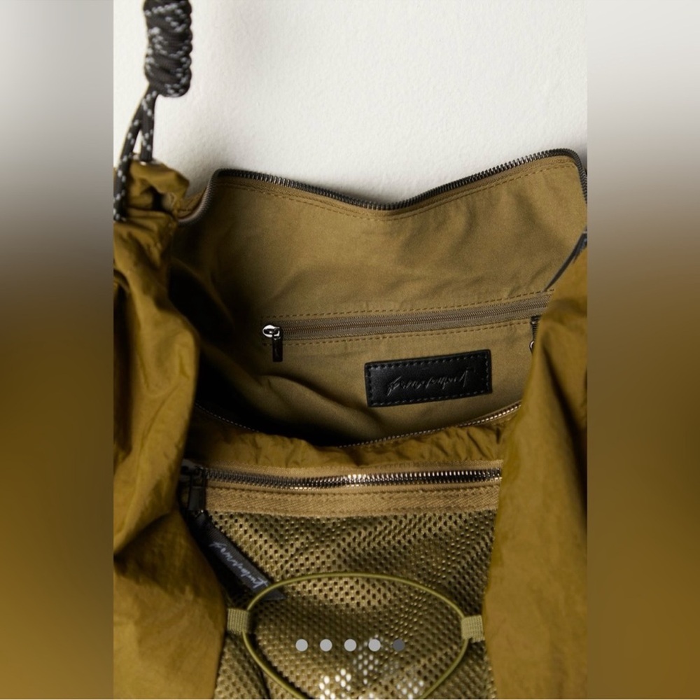 Free people happy landing, sling bag in olive - Picture 4 of 6